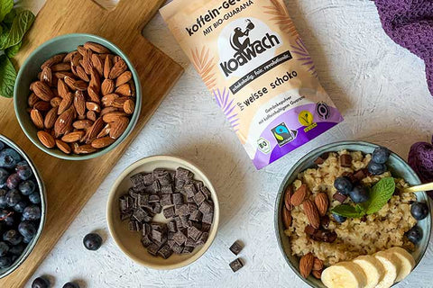 Fruchtiges Porridge mit Weisse Schoko Pulver